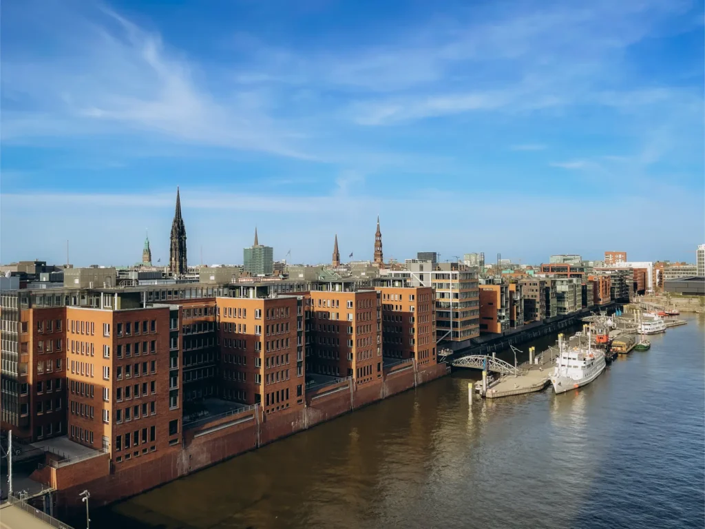 Hamburg HafenCity und Speicherstadt am Wasser mit Promenade und Schiffen