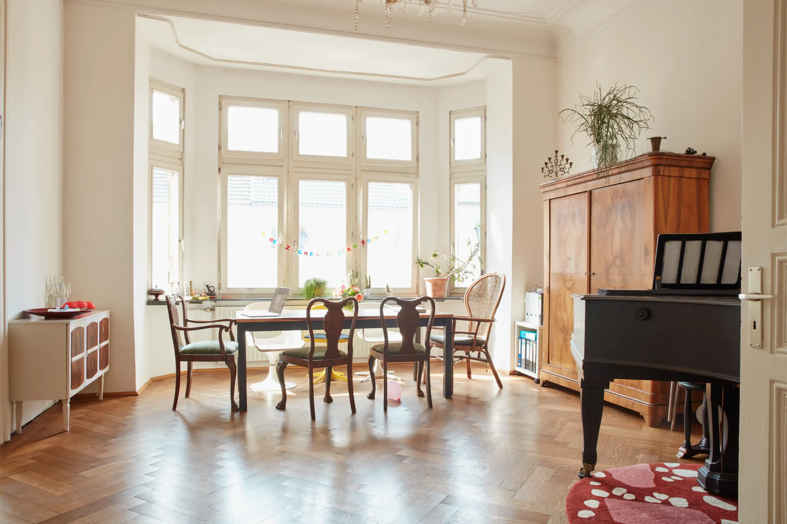 Helle Altbauwohnung mit Erker, Parkett und Esstisch – Symbolfoto für Mietverwaltung in Hamburg