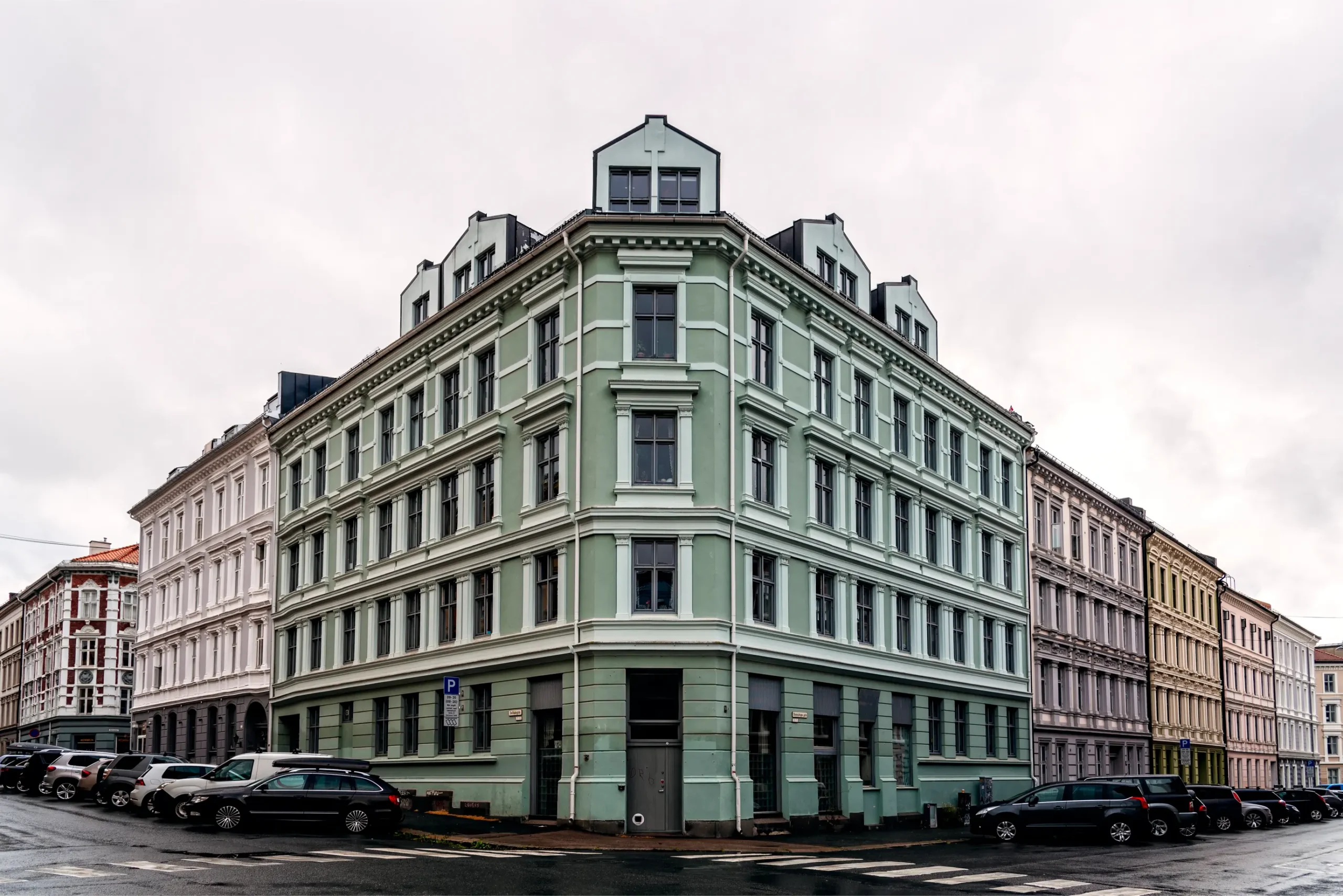 Altbau-Mehrfamilienhaus an einer Straßenecke – Symbol für WEG-Verwaltung